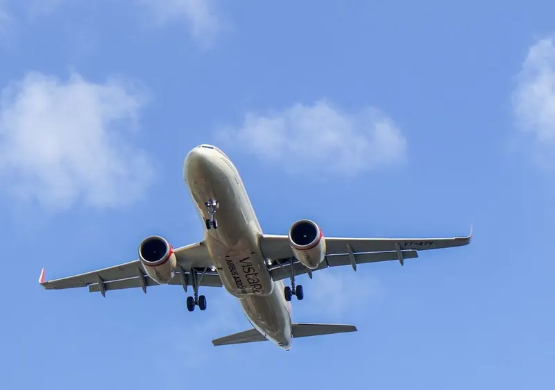 Passenger jet directly overhead on its final approach into Heathrow