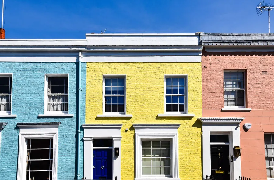 Row of London terraced houses with front walls running straight onto the pavement